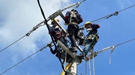 Tim PLN UIW NTB melakukan inspeksi jaringan listrik di Kelenteng Pao Hwa Kong, Kota Tua Ampenan, guna memastikan kelancaran perayaan Imlek 2025. (Foto: Dok. PLN)