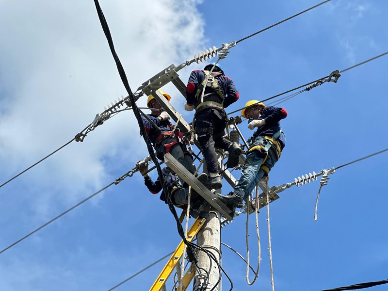 Tim PLN UIW NTB melakukan inspeksi jaringan listrik di Kelenteng Pao Hwa Kong, Kota Tua Ampenan, guna memastikan kelancaran perayaan Imlek 2025. (Foto: Dok. PLN)