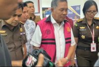 Mantan Bupati Lombok Barat, Zaini Arony, digiring petugas Kejati NTB usai ditetapkan sebagai tersangka kasus korupsi proyek Lombok City Center (LCC). Ia kini ditahan di Rutan Praya untuk penyidikan lebih lanjut. (Foto: Istimewa)