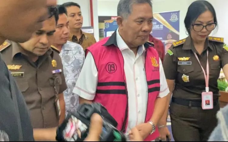 Mantan Bupati Lombok Barat, Zaini Arony, digiring petugas Kejati NTB usai ditetapkan sebagai tersangka kasus korupsi proyek Lombok City Center (LCC). Ia kini ditahan di Rutan Praya untuk penyidikan lebih lanjut. (Foto: Istimewa)