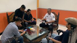 Koordinator Forum Rakyat NTB, Saidin Al-Fajari, memimpin dialog dengan perwakilan Dinas Pendidikan dan Kebudayaan NTB terkait dugaan penyalahgunaan aset daerah di Kauman, Praya Tengah, Lombok Tengah. (Foto: Istimewa)