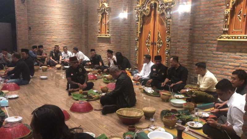Kebersamaan dan Komitmen – Suasana hangat dalam acara silaturahmi dan peresmian Team Quick Response Laskar Sasak di Warung Bambu, Bonjeruk. (Foto: Istimewa)