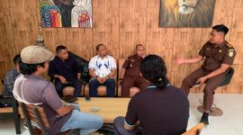 Diskusi serius antara perwakilan Forum Rakyat dan pejabat Kejati NTB membahas langkah hukum terhadap dugaan keterlibatan pejabat dalam tambang emas ilegal di NTB. (Foto: Istimewa)