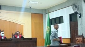 Sentot Ismudiyanto Kuncoro berdiri di ruang sidang Pengadilan Negeri Mataram saat mengikuti proses hukum kasus korupsi tambang pasir besi. Mahkamah Agung menolak kasasinya dan menetapkan hukuman 10 tahun penjara. (Foto: Istimewa)