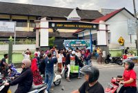 
Para alumni SMPN 3 Mataram angkatan 1987 membagikan paket takjil kepada warga di depan Pasar ACC, Ampenan, Minggu (16/3/2025). (Foto: Istimewa)