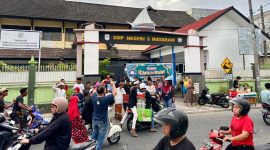 
Para alumni SMPN 3 Mataram angkatan 1987 membagikan paket takjil kepada warga di depan Pasar ACC, Ampenan, Minggu (16/3/2025). (Foto: Istimewa)