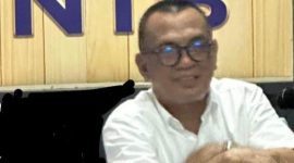 Ketua BPD Gapensi NTB, H. Agus Mulyadi, saat memberikan keterangan terkait keterlambatan proyek Poltekkes Mataram yang menjadi sorotan.(Foto: Istimewa)