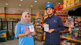 Petugas PLN mensosialisasikan promo diskon tambah daya 50% dalam rangka menyambut Ramadan 2025 kepada pelanggan di toko. (Foto: Dok. PLN)