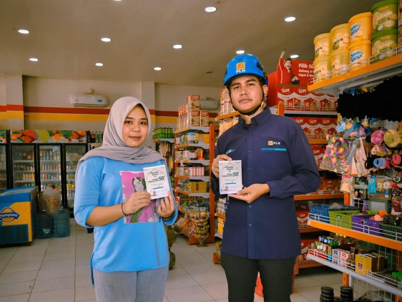 Petugas PLN mensosialisasikan promo diskon tambah daya 50% dalam rangka menyambut Ramadan 2025 kepada pelanggan di toko. (Foto: Dok. PLN)