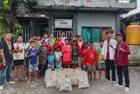 Kapolda NTB, Irjen Pol. Hadi Gunawan, S.H., S.I.K., menyerahkan paket sembako secara simbolis kepada masyarakat dalam kegiatan Bakti Sosial Polri Presisi di Tribun Lapangan Bhara Daksa, Kamis (27/2/2025). (Foto: Istimewa)
