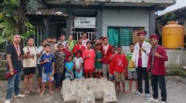 Kapolda NTB, Irjen Pol. Hadi Gunawan, S.H., S.I.K., menyerahkan paket sembako secara simbolis kepada masyarakat dalam kegiatan Bakti Sosial Polri Presisi di Tribun Lapangan Bhara Daksa, Kamis (27/2/2025). (Foto: Istimewa)