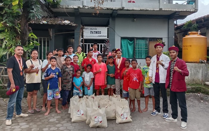 Kapolda NTB, Irjen Pol. Hadi Gunawan, S.H., S.I.K., menyerahkan paket sembako secara simbolis kepada masyarakat dalam kegiatan Bakti Sosial Polri Presisi di Tribun Lapangan Bhara Daksa, Kamis (27/2/2025). (Foto: Istimewa)
