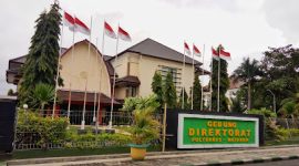 Gedung Direktorat Poltekkes Kemenkes Mataram tampak megah, tetapi proyek gedung layanan pendidikan dan laboratorium terpadu senilai Rp70 miliar justru terbengkalai. Hingga kini, Direktur Poltekkes dan PPK proyek masih memilih diam saat dimintai keterangan. (Foto: Istimewa)