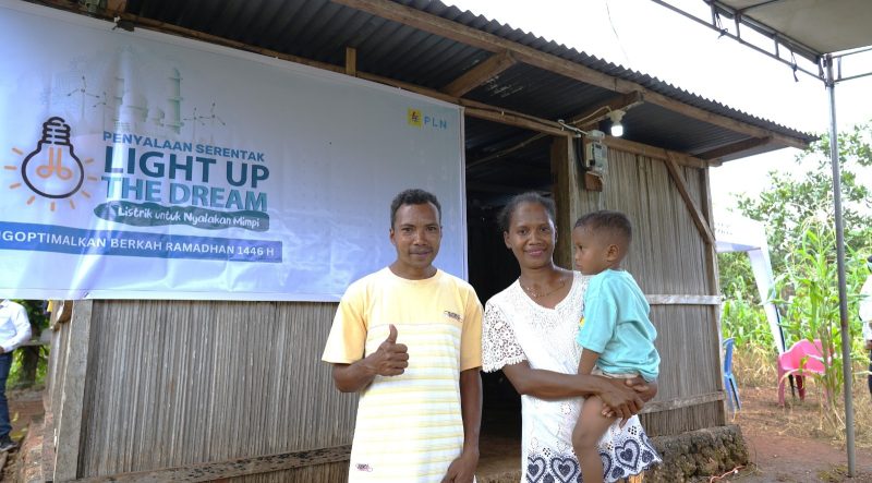 Senyum bahagia keluarga penerima manfaat Program Light Up The Dream di Kelurahan Naioni, Kecamatan Alak, Kota Kupang, Nusa Tenggara Timur. (Foto: Dok. PLN)