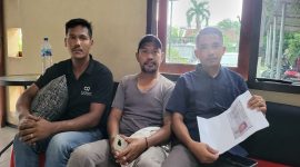 Sopir truk Sutrisno melaporkan dugaan pemerasan oleh debt collector ke Polsek Sandubaya, Mataram. (Foto: Istimewa)


