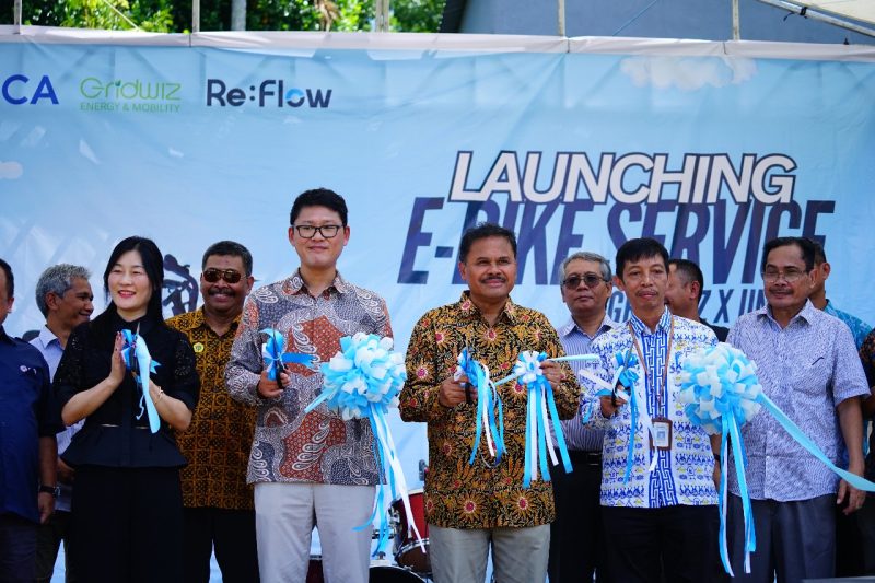 Acara peluncuran layanan e-bike di Universitas Mataram (Unram) dihadiri oleh Rektor Unram, Prof. Ir. Bambang Hari Kusumo, M.Agr.St., Ph.D., serta perwakilan mitra kerja sama. Program ini digagas untuk mendukung mobilitas ramah lingkungan di kampus. (Foto: Istimewa)