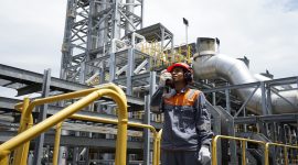 Tim siaga PLN NTB bersiap di posko operasional, memastikan kesiapan personel dan peralatan guna menjaga stabilitas listrik selama Ramadan. (Foto: Dok. PLN)