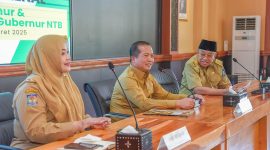 Gubernur NTB Dr. H. Lalu Muhamad Iqbal, M. Hub. Int., saat meninjau Command Center di Kantor Gubernur NTB, menegaskan pentingnya pengambilan keputusan berbasis data dalam reformasi birokrasi. (Foto: Istimewa)