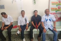 M. Fihiruddin (paling kanan) didampingi tim kuasa hukumnya menanti jalannya sidang gugatan PMH terhadap Ketua DPRD NTB di PN Mataram, Selasa (11/3). Sidang kedua ini kembali batal digelar akibat absennya Ketua DPRD NTB dan pihak tergugat lainnya. (Foto: Istimewa)