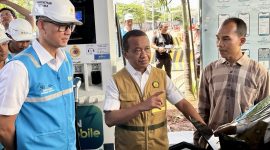 Menteri ESDM, Bahlil Lahadalia (tengah) didampingi Direktur Utama PLN, Darmawan Prasodjo (kiri) berbincang dengan salah satu pengguna kendaraan listrik, Daniel (kanan) dan melakukan simulasi charging kendaraan listrik di SPKLU Pelabuhan Merak, Banten. (Foto: Dok. PLN)