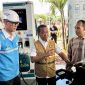 Menteri ESDM, Bahlil Lahadalia (tengah) didampingi Direktur Utama PLN, Darmawan Prasodjo (kiri) berbincang dengan salah satu pengguna kendaraan listrik, Daniel (kanan) dan melakukan simulasi charging kendaraan listrik di SPKLU Pelabuhan Merak, Banten. (Foto: Dok. PLN)