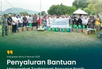 Sejumlah petugas dari Bank NTB Syariah Cabang Bima menyerahkan paket bantuan sembako dan perlengkapan darurat kepada warga terdampak banjir di Kecamatan Wera, Kabupaten Bima. Bantuan ini diharapkan dapat meringankan beban warga dalam menghadapi masa pemulihan pasca-banjir. (Foto: Istimewa)