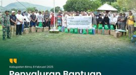 Sejumlah petugas dari Bank NTB Syariah Cabang Bima menyerahkan paket bantuan sembako dan perlengkapan darurat kepada warga terdampak banjir di Kecamatan Wera, Kabupaten Bima. Bantuan ini diharapkan dapat meringankan beban warga dalam menghadapi masa pemulihan pasca-banjir. (Foto: Istimewa)