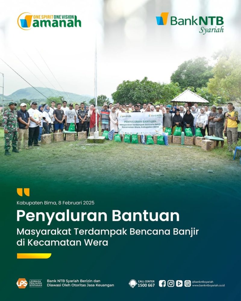 Sejumlah petugas dari Bank NTB Syariah Cabang Bima menyerahkan paket bantuan sembako dan perlengkapan darurat kepada warga terdampak banjir di Kecamatan Wera, Kabupaten Bima. Bantuan ini diharapkan dapat meringankan beban warga dalam menghadapi masa pemulihan pasca-banjir. (Foto: Istimewa)