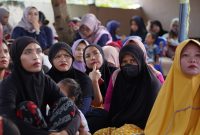 Senyum kebahagiaan terpancar dari warga Kelurahan Ampenan Selatan saat menerima bantuan dari PT PLN (Persero) UIP Nusa Tenggara. Kegiatan ini menjadi bentuk kepedulian sosial PLN dalam mendukung kesejahteraan masyarakat. (Foto: Dok. PLN)