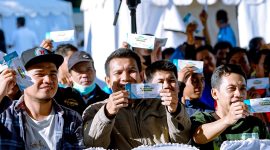 Senyum kebersamaan dalam berbagi! Warga menerima bantuan paket sembako sebagai bagian dari kepedulian sosial untuk meringankan beban ekonomi. (Foto: Dok. PLN)