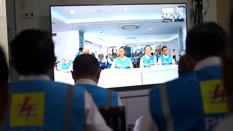 Kesiapan PLN dalam Menjaga Keandalan Listrik Nasional :
Melalui koordinasi virtual dan pemantauan sistem secara langsung, PLN memastikan kesiapan infrastruktur kelistrikan menghadapi berbagai tantangan operasional. Langkah ini menjadi bagian dari komitmen PLN dalam memberikan pelayanan terbaik dan menjaga kestabilan pasokan listrik bagi masyarakat. (Foto: Dok. PLN)