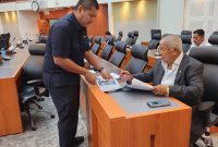 Foto menunjukkan H. Rachmat Hidayat dalam sebuah konferensi pers, memberikan penjelasan terkait pengesahan revisi UU TNI dan menegaskan komitmennya untuk tidak menghidupkan kembali Dwifungsi ABRI. (Foto: Istimewa)