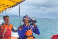 Tim SAR Sumbawa terus menyisir perairan dengan penuh kewaspadaan, menggunakan teropong untuk memperluas jangkauan pencarian di tengah kondisi laut yang menantang. (Foto: Istimewa)