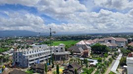 Pembangunan gedung yang masih berlangsung diduga sudah melewati proses PHO. Forum Rakyat NTB menyoroti potensi ketidaksesuaian antara kondisi fisik di lapangan dan laporan administrasi. (Foto: Istimewa)