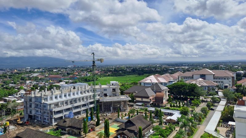 Pembangunan gedung yang masih berlangsung diduga sudah melewati proses PHO. Forum Rakyat NTB menyoroti potensi ketidaksesuaian antara kondisi fisik di lapangan dan laporan administrasi. (Foto: Istimewa)