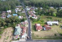 Peningkatan infrastruktur jalan di kawasan permukiman terus dilakukan guna memperlancar akses transportasi masyarakat. Jalan lingkungan yang sebelumnya rusak kini telah diaspal, membawa dampak positif terhadap konektivitas, distribusi barang, serta kenyamanan dan keselamatan warga dalam beraktivitas sehari-hari. (Foto: Dok. PLN)