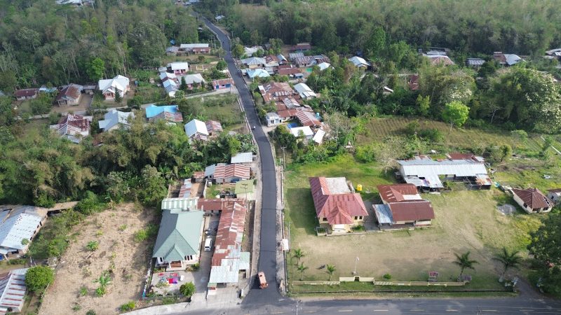 Peningkatan infrastruktur jalan di kawasan permukiman terus dilakukan guna memperlancar akses transportasi masyarakat. Jalan lingkungan yang sebelumnya rusak kini telah diaspal, membawa dampak positif terhadap konektivitas, distribusi barang, serta kenyamanan dan keselamatan warga dalam beraktivitas sehari-hari. (Foto: Dok. PLN)