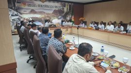 Suasana audiensi antara Pemprov NTT, PLN, dan para pengembang membahas isu sosial dalam pengembangan panas bumi di Flores dan Lembata.(Foto: Dok. PLN)