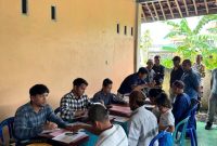 Suasana antrean masyarakat yang hadir dalam pemberkasan pembayaran kompensasi ROW di Desa Eyat Mayang. Meskipun digelar di bulan Ramadan, antusiasme warga tetap tinggi untuk menyelesaikan proses administrasi sebagai bagian dari penguatan infrastruktur kelistrikan di wilayah tersebut. (Foto: Dok. PLN)
