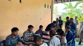 Suasana antrean masyarakat yang hadir dalam pemberkasan pembayaran kompensasi ROW di Desa Eyat Mayang. Meskipun digelar di bulan Ramadan, antusiasme warga tetap tinggi untuk menyelesaikan proses administrasi sebagai bagian dari penguatan infrastruktur kelistrikan di wilayah tersebut. (Foto: Dok. PLN)