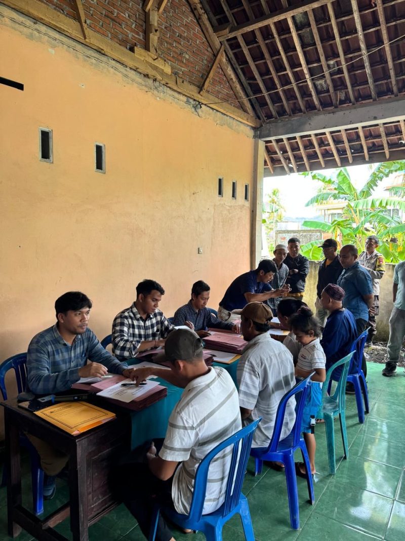 Suasana antrean masyarakat yang hadir dalam pemberkasan pembayaran kompensasi ROW di Desa Eyat Mayang. Meskipun digelar di bulan Ramadan, antusiasme warga tetap tinggi untuk menyelesaikan proses administrasi sebagai bagian dari penguatan infrastruktur kelistrikan di wilayah tersebut. (Foto: Dok. PLN)