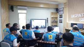 PLN Siaga, Pastikan Kelistrikan Stabil :
Petugas PLN tengah melakukan monitoring dan koordinasi melalui sistem kendali untuk memastikan kelistrikan tetap andal dan aman bagi masyarakat. Dengan kesiapsiagaan penuh, PLN berkomitmen menjaga pasokan listrik tanpa kendala. (Foto: Dok. PLN)