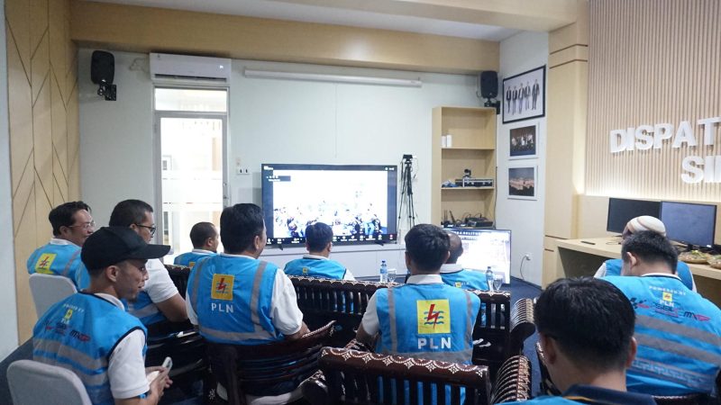 PLN Siaga, Pastikan Kelistrikan Stabil :
Petugas PLN tengah melakukan monitoring dan koordinasi melalui sistem kendali untuk memastikan kelistrikan tetap andal dan aman bagi masyarakat. Dengan kesiapsiagaan penuh, PLN berkomitmen menjaga pasokan listrik tanpa kendala. (Foto: Dok. PLN)