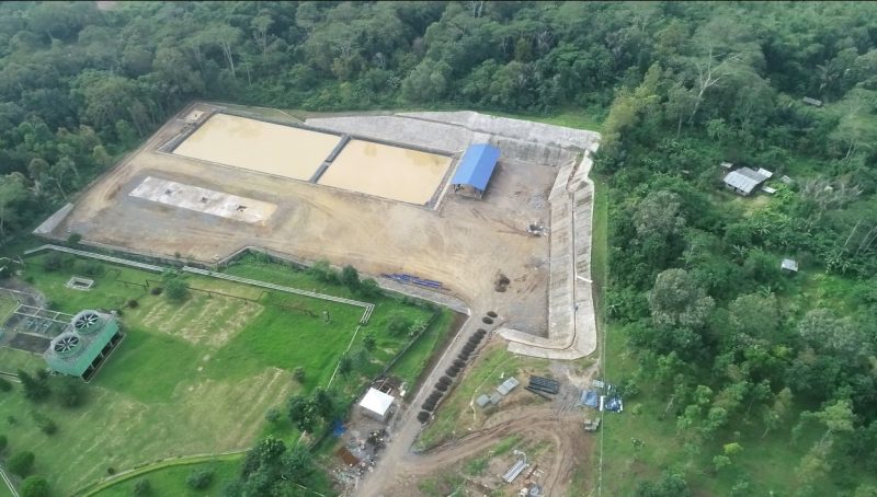 Potret udara fasilitas kolam penampungan limbah cair (brine pond) PLTP Ulumbu di Kabupaten Manggarai, Nusa Tenggara Timur. Kolam ini berfungsi sebagai bagian dari sistem pengelolaan lingkungan dalam operasi panas bumi, guna memastikan limbah tidak mencemari kawasan hutan tropis di sekitarnya. (Foto: Dok. PLN)