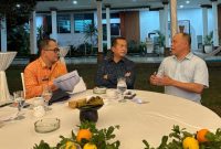 Gubernur NTB, Dr. H. Lalu Muhammad Iqbal (tengah) berdiskusi serius bersama Ketua Panitia Seleksi Pengurus Bank NTB Syariah, H. Wirajaya Kusuma (kiri), dan Sekretaris Pansel, Prof. Riduan Mas'ud (kanan), dalam sebuah pertemuan strategis di Pendopo Gubernur NTB. Pertemuan ini membahas tahapan krusial seleksi jajaran direksi dan komisaris independen Bank NTB Syariah. (Foto: Istimewa)