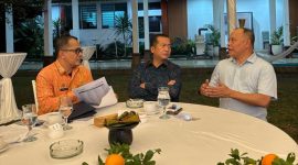 Gubernur NTB, Dr. H. Lalu Muhammad Iqbal (tengah) berdiskusi serius bersama Ketua Panitia Seleksi Pengurus Bank NTB Syariah, H. Wirajaya Kusuma (kiri), dan Sekretaris Pansel, Prof. Riduan Mas'ud (kanan), dalam sebuah pertemuan strategis di Pendopo Gubernur NTB. Pertemuan ini membahas tahapan krusial seleksi jajaran direksi dan komisaris independen Bank NTB Syariah. (Foto: Istimewa)