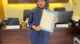 Bukti Nyata Kolaborasi: Sertifikat Tanah untuk PLTP Ulumbu Unit 5-6,
Seorang perwakilan PLN UIP Nusra melalui UPP Nusra 2 menunjukkan sertifikat tanah yang telah diterbitkan oleh BPN Kabupaten Manggarai. Dokumen ini menandai langkah penting dalam pengamanan aset untuk pengembangan PLTP Ulumbu Unit 5-6 Poco Leok, demi mewujudkan energi bersih dan berkelanjutan bagi masyarakat NTT. (Foto: Dok. PLN)