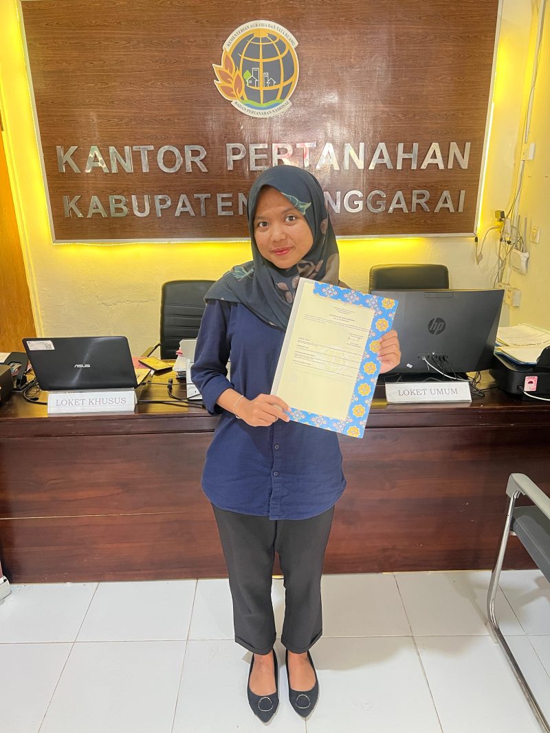 Bukti Nyata Kolaborasi: Sertifikat Tanah untuk PLTP Ulumbu Unit 5-6,
Seorang perwakilan PLN UIP Nusra melalui UPP Nusra 2 menunjukkan sertifikat tanah yang telah diterbitkan oleh BPN Kabupaten Manggarai. Dokumen ini menandai langkah penting dalam pengamanan aset untuk pengembangan PLTP Ulumbu Unit 5-6 Poco Leok, demi mewujudkan energi bersih dan berkelanjutan bagi masyarakat NTT. (Foto: Dok. PLN)