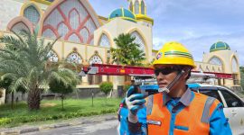 petugas PLN yang sedang memantau dan mengawasi sistem kelistrikan selama perayaan Idulfitri, memastikan pasokan listrik tetap stabil. (Foto: Dok. PLN)