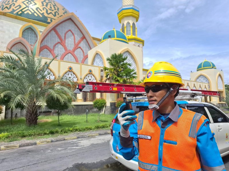 petugas PLN yang sedang memantau dan mengawasi sistem kelistrikan selama perayaan Idulfitri, memastikan pasokan listrik tetap stabil. (Foto: Dok. PLN)
